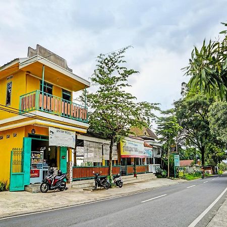 Oyo 92215 Ampiran Bromo Syariah Hotel Malang Exterior photo